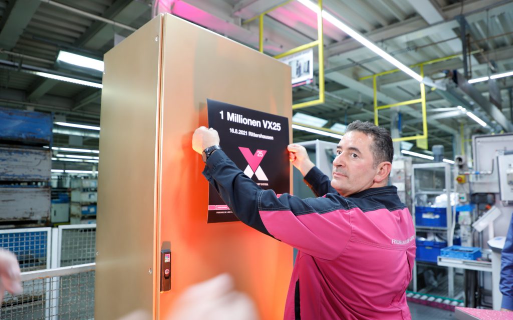 Rittal y sus empleados celebran el primer millón de armarios VX25 vendidos