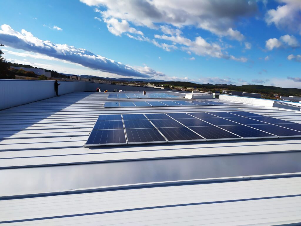 El 47 % del autoconsumo fotovoltaico instalado en España en 2022 lo ha hecho en el sector industrial