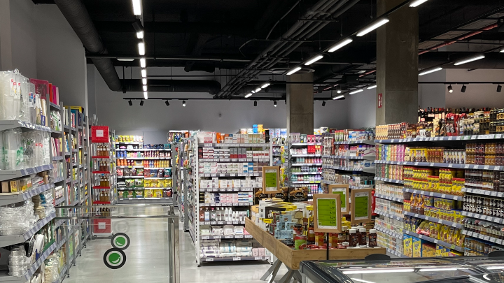 Tambo, el supermercado de Cáceres que ha apostado por iluminación diseñada 100% para una economía circular