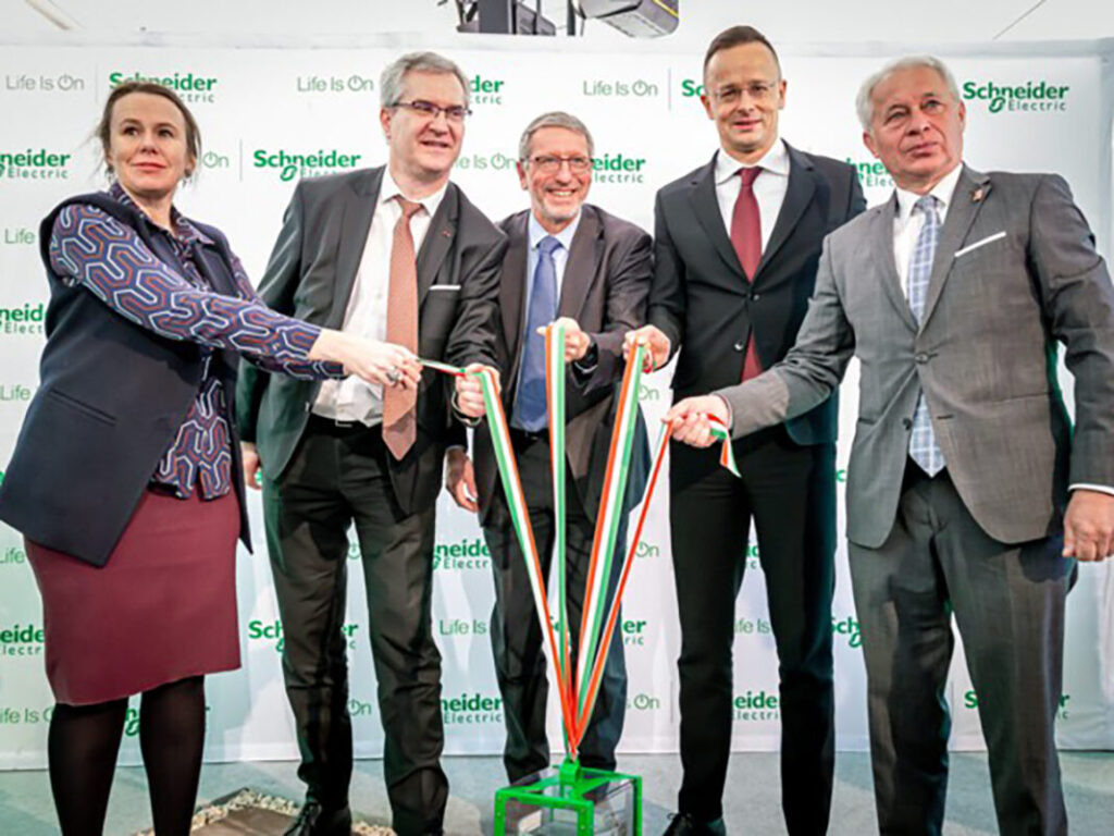 Schneider Electric invierte 40 millones de euros en una nueva fábrica inteligente en Hungría