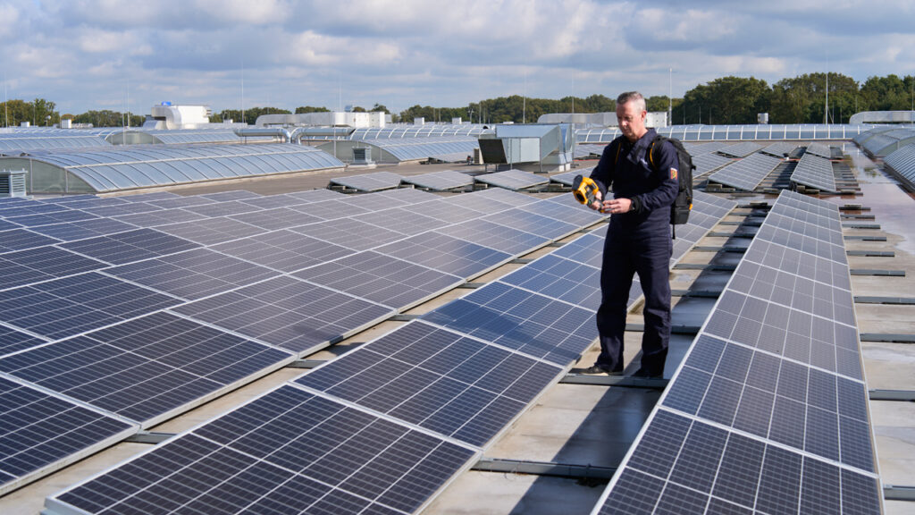 Fluke presenta las principales ventajas de sus instrumentos de comprobación fáciles de usar por técnicos de energía solar