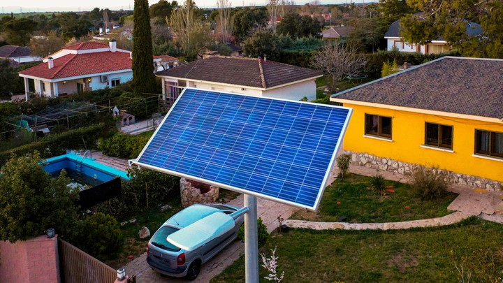 Nuevo Baztán apuesta por las renovables implantando alumbrado solar en el municipio