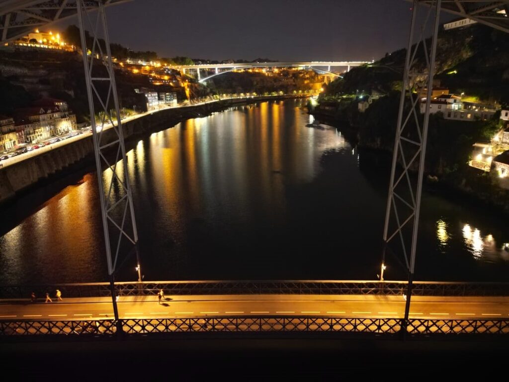 Televés ilumina el puente Luís I, símbolo de la ciudad de Oporto y del río Duero