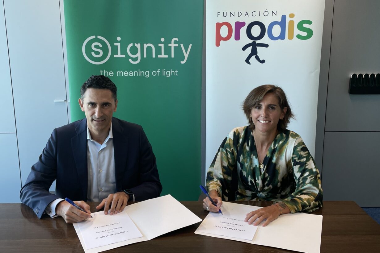 La Fundación Prodis y Signify firman un acuerdo de colaboración para promover la inclusión laboral de las personas con discapacidad intelectual