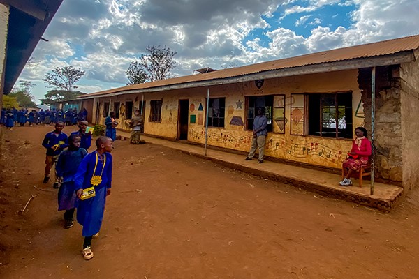 Prysmian Group entrega 250 lámparas solares a la escuela Massai en Tanzania