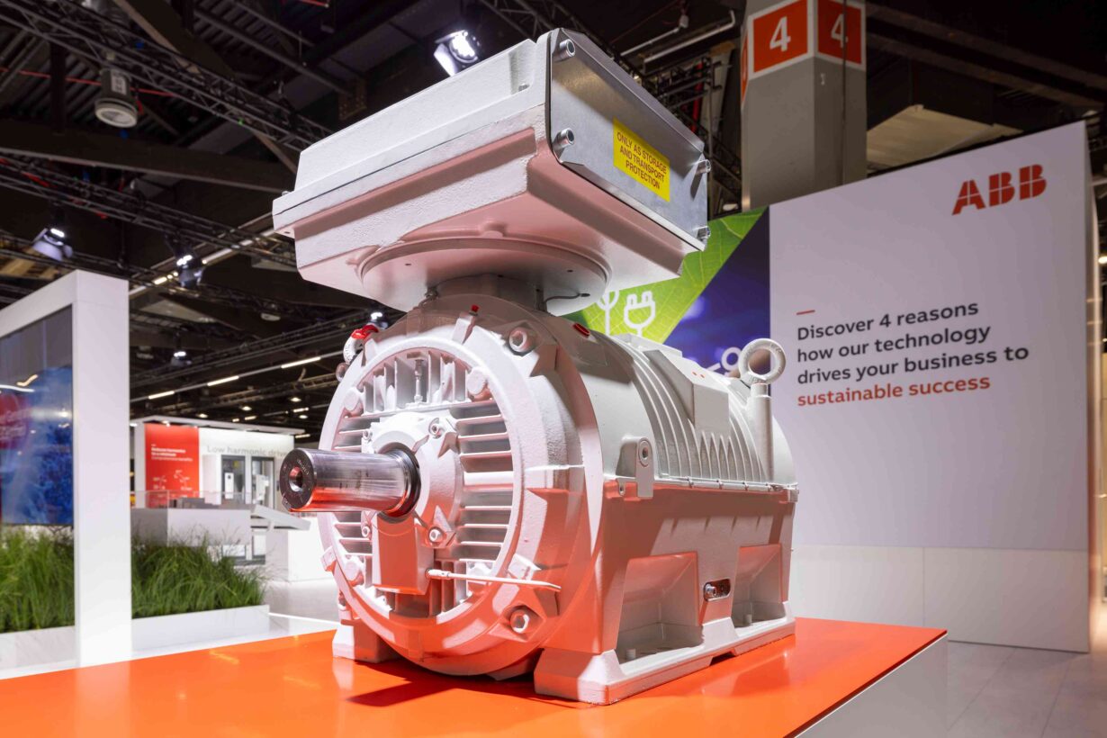 ABB lanza en primicia un nuevo motor SynRM IE5 de refrigeración líquida más eficiente y de alta potencia
