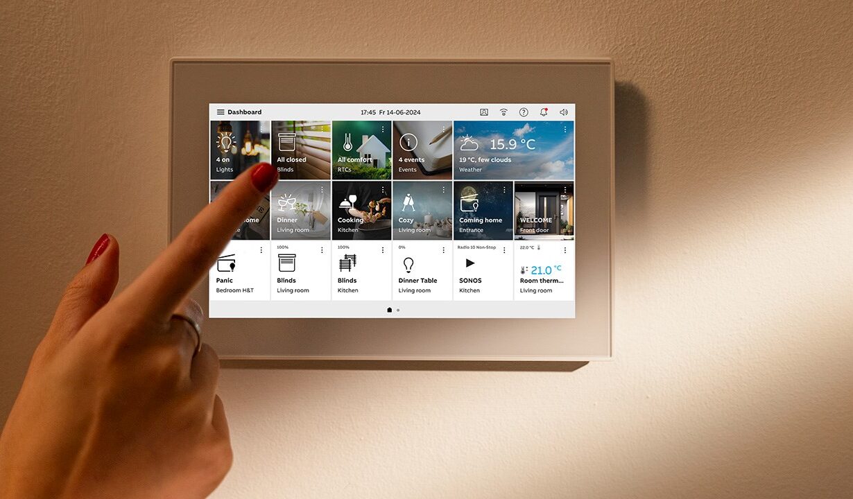 ABB presenta OneTouch 7": único panel para la automatización del hogar y la comunicación por videoportero